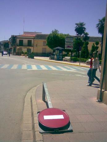 La señal talada, con la plaza al fondo