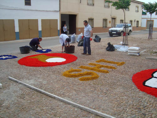 Elaboración de la alfombra del Corpus