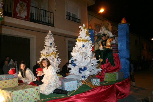 Los Reyes Magos reparten sus regalos en Membrilla acompañados por Bob Esponja y Pocoyó