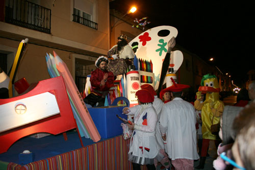 Los Reyes Magos reparten sus regalos en Membrilla acompañados por Bob Esponja y Pocoyó