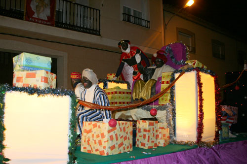 Los Reyes Magos reparten sus regalos en Membrilla acompañados por Bob Esponja y Pocoyó