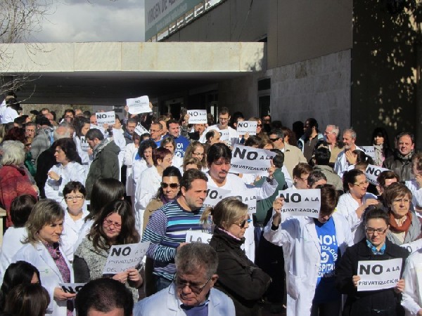 Concentración de trabajadores y usuarios a las puertas del Hospital de Manzanares