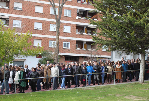 Miles de personas abrazan el Hospital de Manzanares