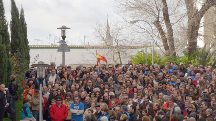 Miles de personas abrazan el Hospital de Manzanares