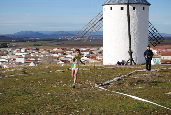 Los gigantes del C.A. Membrilla corren el Cross Villa de los Molinos de Campo de Criptana