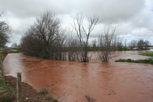 Vallehermoso desembalsa 22 metros cúbicos incrementando la crecida del Azuer