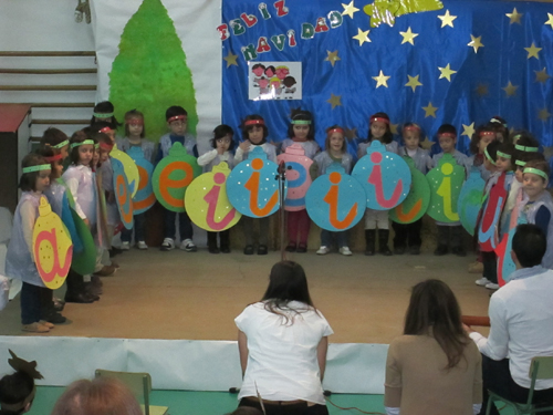 Los alumnos del colegio Virgen del Espino viven un año más su Navidad escolar