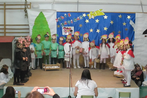 Los alumnos del colegio Virgen del Espino viven un año más su Navidad escolar