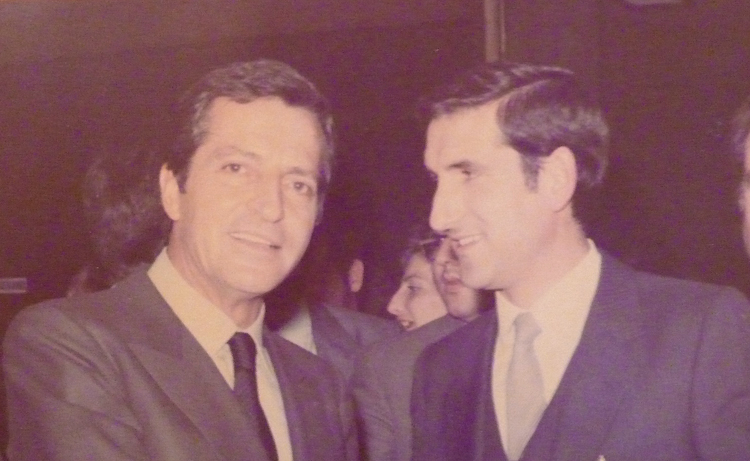 El domingo 23 de marzo a las 15:03 horas el Primer Presidente del Gobierno de nuestra Democracia, Don Adolfo Suárez González, deja esta existencia tridimensional para pasar a las páginas de la historia y a la memoria colectiva como el Mejor Presidente de gobierno, en contraste con los acontecimientos de los últimos años, que están en la cabeza de todos.