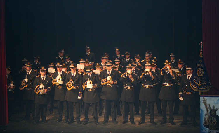 El traje de gala de la Armada española inspira el nuevo uniforme de la Banda de Jesús Nazareno