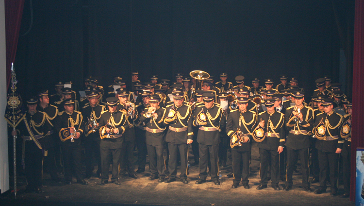 El traje de gala de la Armada española inspira el nuevo uniforme de la Banda de Jesús Nazareno