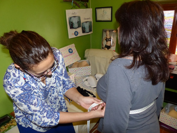 Isabel López, de Soloisa, en una de las sesiones de bra fitting para las clientas de Estética Aloe.