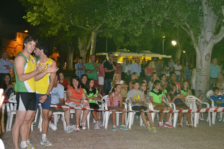 la I Exhibición de altura, que congregó a un buen numero de aficionados al atletismo y algunos curiosos que quedaron sorprendidos ante la plasticidad de esta disciplina atlética que tan bien se trabaja desde el C.A. Membrilla.