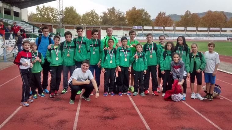 El C.A. Membrilla, tercer clasificado en el Campeonato Regional de Pista Cubierta con seis títulos de campeones regionales