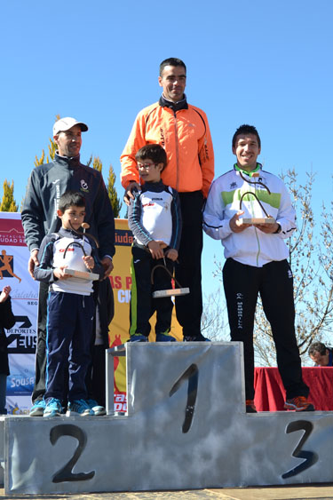 El C.A. Membrilla debuta con éxito en el inicio del circuito en la XX Edicion de la Media Maratón de Valdepeñas con dos grandísimos podios