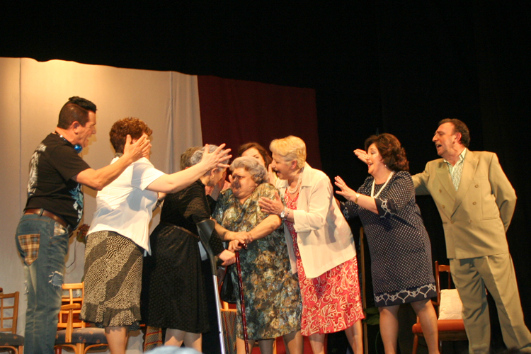 El grupo de teatro de las Amas de Casa nos recuerda que en casa, como en ningún sitio