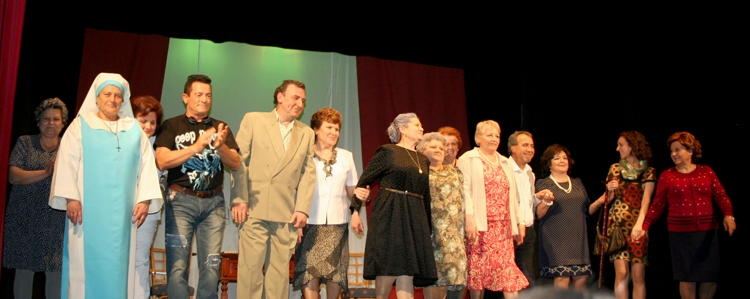 El grupo de teatro de las Amas de Casa nos recuerda que en casa, como en ningún sitio