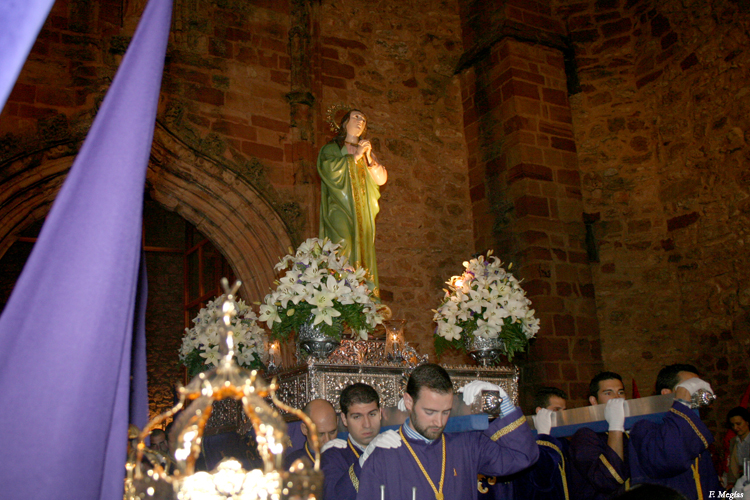 La Procesión del Santo Entierro congrega a cerca de un millar de cofrades en la noche del Viernes Santo