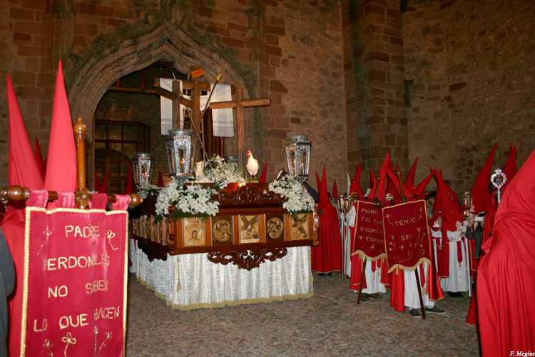 La Procesión del Santo Entierro congrega a cerca de un millar de cofrades en la noche del Viernes Santo