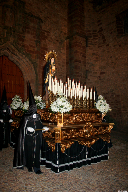 La Procesión del Santo Entierro congrega a cerca de un millar de cofrades en la noche del Viernes Santo