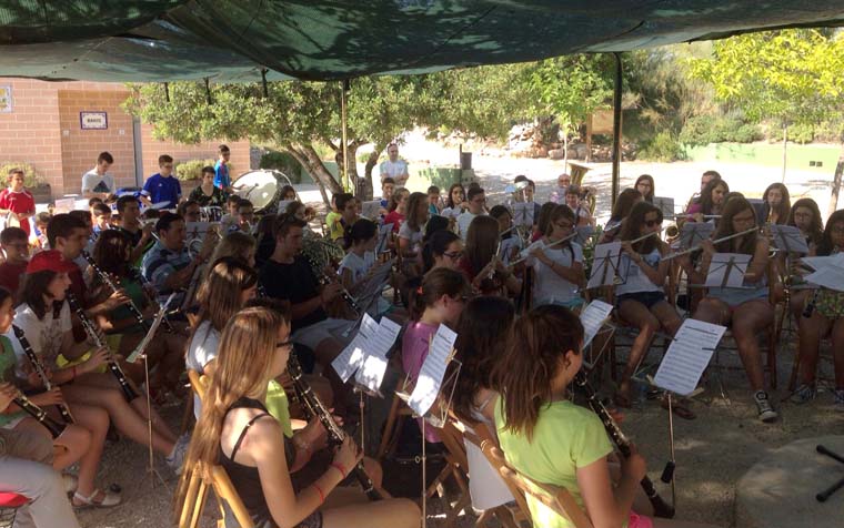 La Banda Juvenil Villa de Membrilla celebró el Día Europeo de la Música participando en el Encuentro de Bandas Juveniles 2015 organizado en Aielo de Malferit (Valencia).