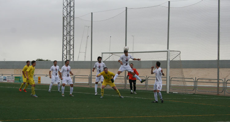 La afición local arropa al Membrilla C.F. en su victoria ante el Teresiano