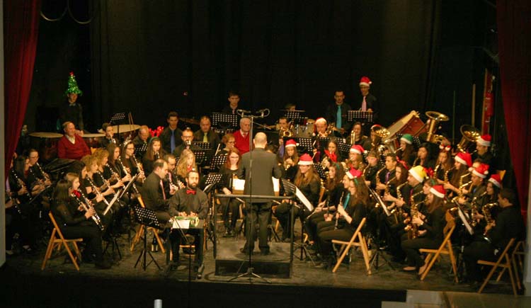 La Asociación Musical Maestro Emilio Cano celebra la Navidad con alma de son y champagne