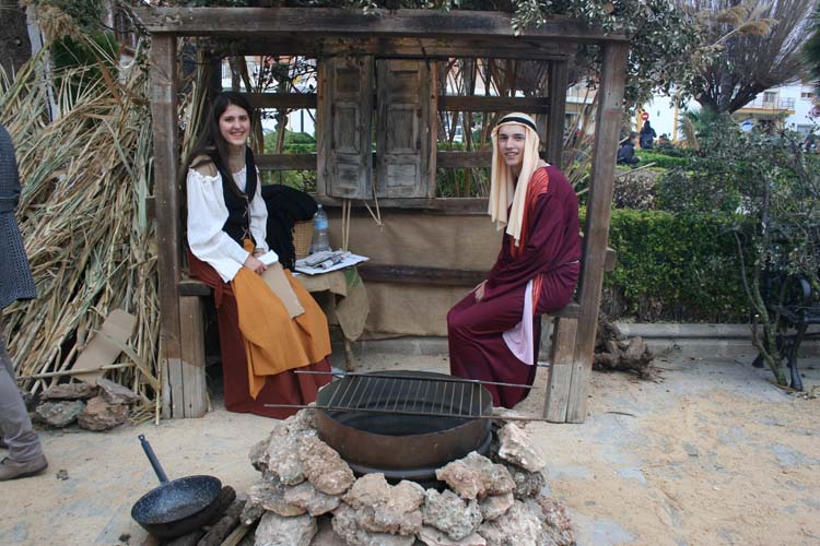 Los alumnos de 4º de la ESO arman el Belén en la Plaza del Azafranal