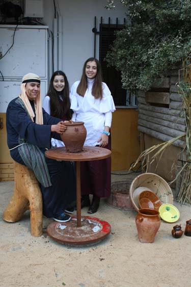 Los alumnos de 4º de la ESO arman el Belén en la Plaza del Azafranal