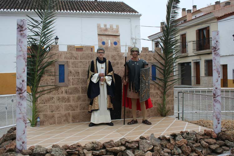 Los alumnos de 4º de la ESO arman el Belén en la Plaza del Azafranal