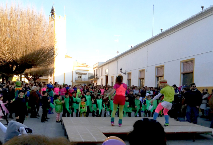 Membrilla tiñe de lazos verdes por la lucha contra el cáncer su Jueves de Comadres