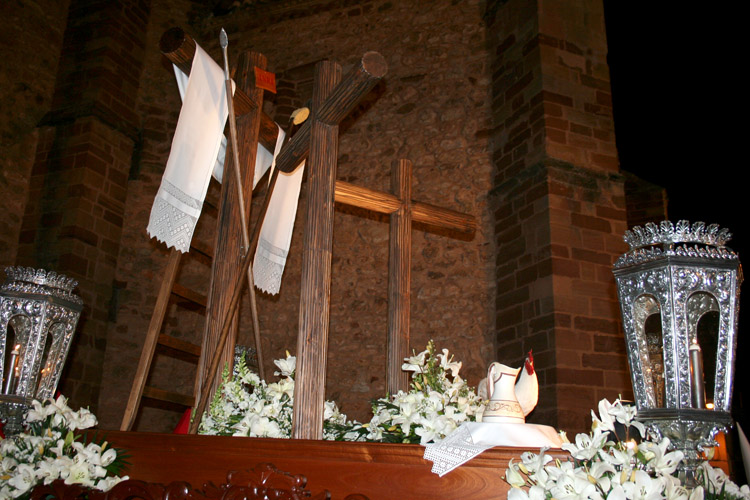 La procesión del Santo Entierro reúne en la calle a las seis hermandades y cofradías de Pasión de Membrilla