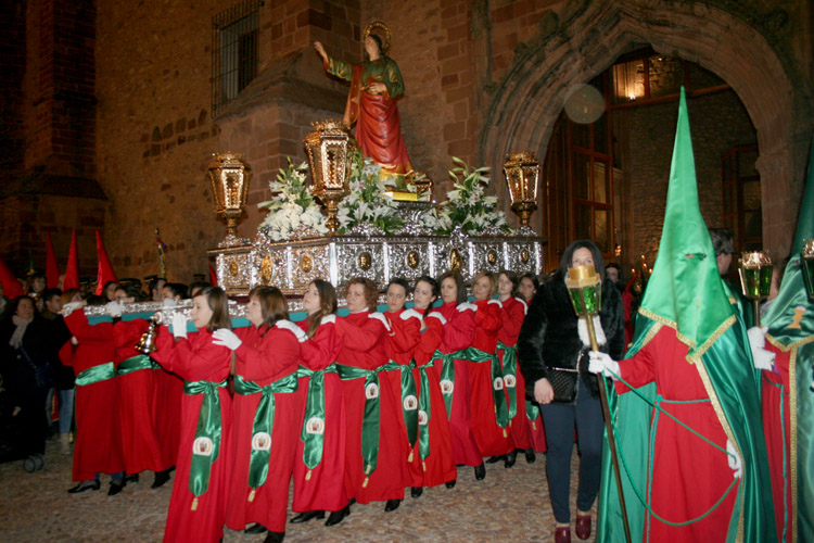 Membrilla celebra su Jueves Santo en un masivo acercamiento al templo parroquial