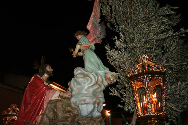 Membrilla celebra su Jueves Santo en un masivo acercamiento al templo parroquial