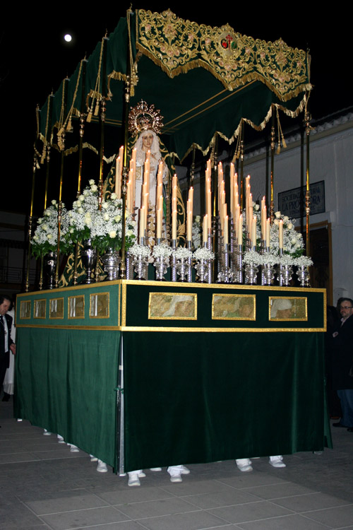 Membrilla celebra su Jueves Santo en un masivo acercamiento al templo parroquial