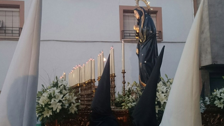 Membrilla vive su Encuentro camino del Calvario en la madrugada del Viernes Santo