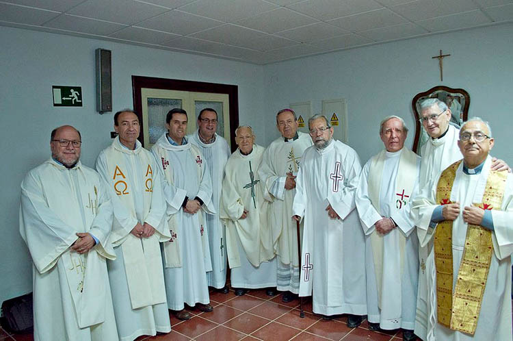 los sacerdotes que este año hacen 25 y 50 años de presbiterado, recibieron un homenaje por parte de sus compañeros