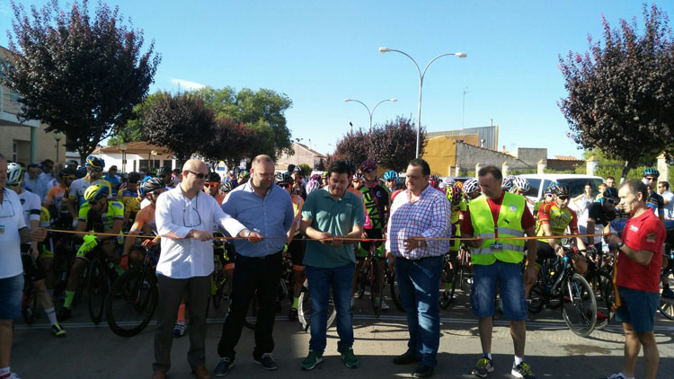 José Manuel Díaz Fenoll vence al sprint en el Trofeo Desposorios 2016 de Membrilla que sirvió de homenaje a los dos fallecidos en accidente de tráfico