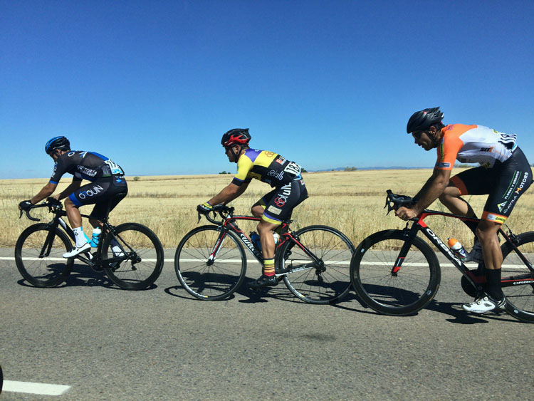 José Manuel Díaz Fenoll vence al sprint en el Trofeo Desposorios 2016 de Membrilla que sirvió de homenaje a los dos fallecidos en accidente de tráfico