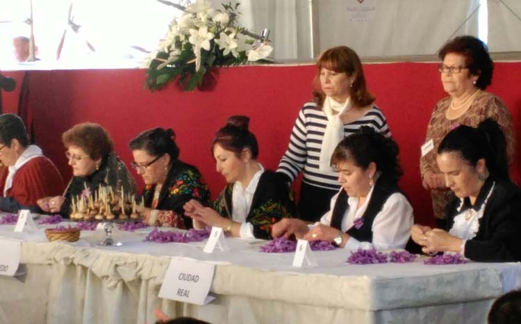 Las mondadoras de Membrilla protagonistas un año más en el Concurso Nacional de Monda de Rosa del Azafrán de Consuegra