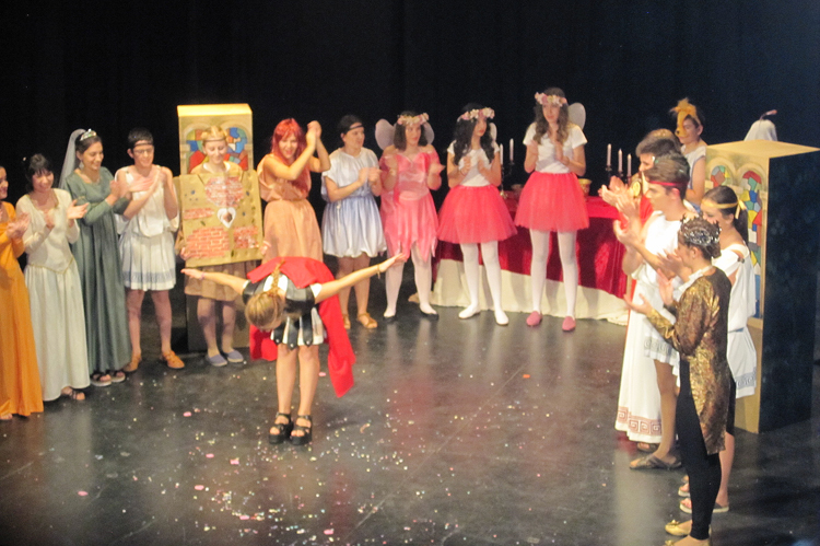 Alumnos del IES Marmaria se atreven con la lengua de Shakespeare en un montaje teatral extraordinario