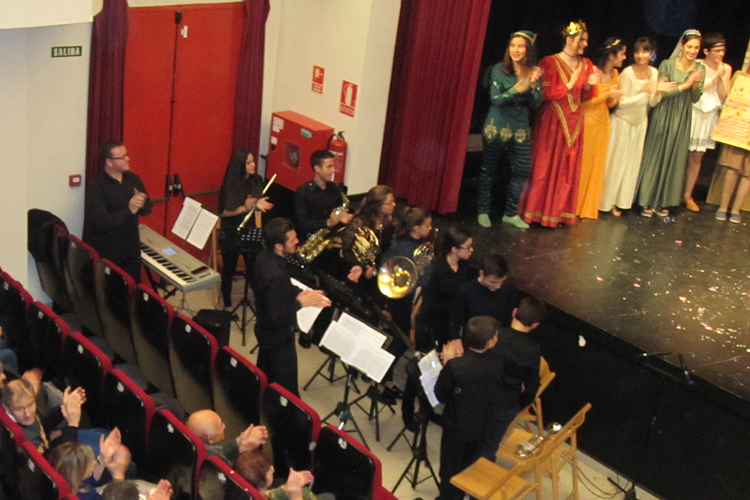 Alumnos del IES Marmaria se atreven con la lengua de Shakespeare en un montaje teatral extraordinario