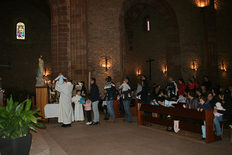 La parroquia de Membrilla celebra por primera vez la Presentación de los recién nacidos en el templo