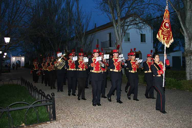 Con una impecable formación en la Plaza del Azafranal, las tres agrupaciones de la Semana Santa se presentaban ante los vecinos en la tarde del pasado sábado; iguales y unidas en el mismo sentimiento de pertenecer a la gran familia de la música cofrade de Membrilla;