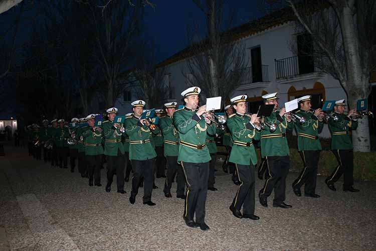 Con una impecable formación en la Plaza del Azafranal, las tres agrupaciones de la Semana Santa se presentaban ante los vecinos en la tarde del pasado sábado; iguales y unidas en el mismo sentimiento de pertenecer a la gran familia de la música cofrade de Membrilla;