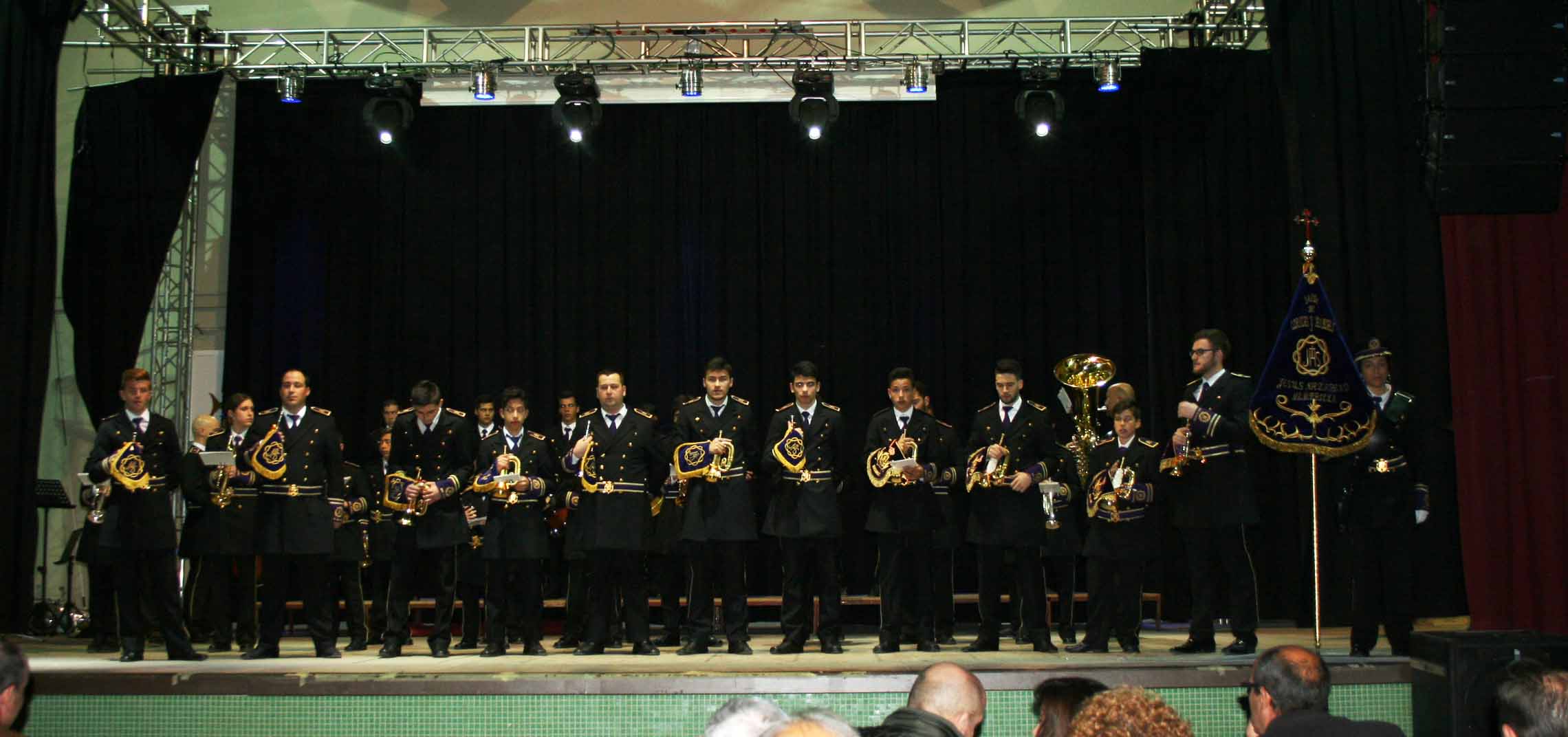 Con una impecable formación en la Plaza del Azafranal, las tres agrupaciones de la Semana Santa se presentaban ante los vecinos en la tarde del pasado sábado; iguales y unidas en el mismo sentimiento de pertenecer a la gran familia de la música cofrade de Membrilla;