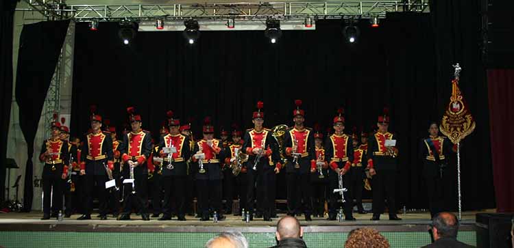 Con una impecable formación en la Plaza del Azafranal, las tres agrupaciones de la Semana Santa se presentaban ante los vecinos en la tarde del pasado sábado; iguales y unidas en el mismo sentimiento de pertenecer a la gran familia de la música cofrade de Membrilla;