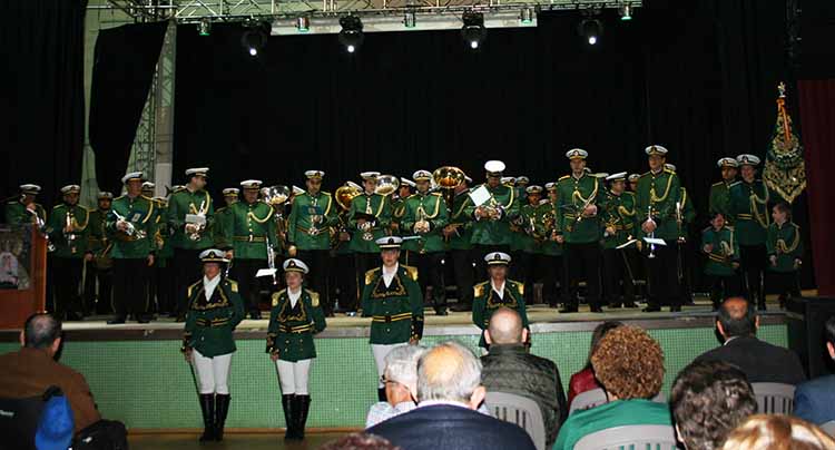 Con una impecable formación en la Plaza del Azafranal, las tres agrupaciones de la Semana Santa se presentaban ante los vecinos en la tarde del pasado sábado; iguales y unidas en el mismo sentimiento de pertenecer a la gran familia de la música cofrade de Membrilla;