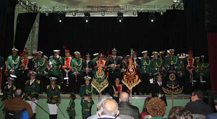 Con una impecable formación en la Plaza del Azafranal, las tres agrupaciones de la Semana Santa se presentaban ante los vecinos en la tarde del pasado sábado; iguales y unidas en el mismo sentimiento de pertenecer a la gran familia de la música cofrade de Membrilla;