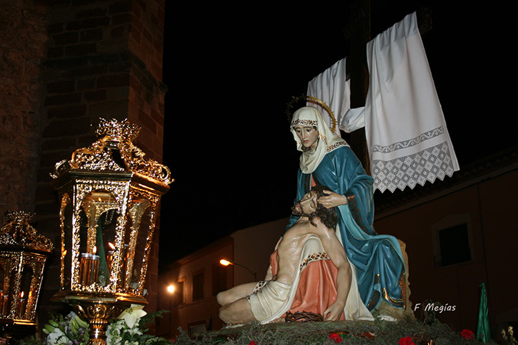 La solemne Procesión del Santo Entierro protagoniza la noche del Viernes Santo en Membrilla